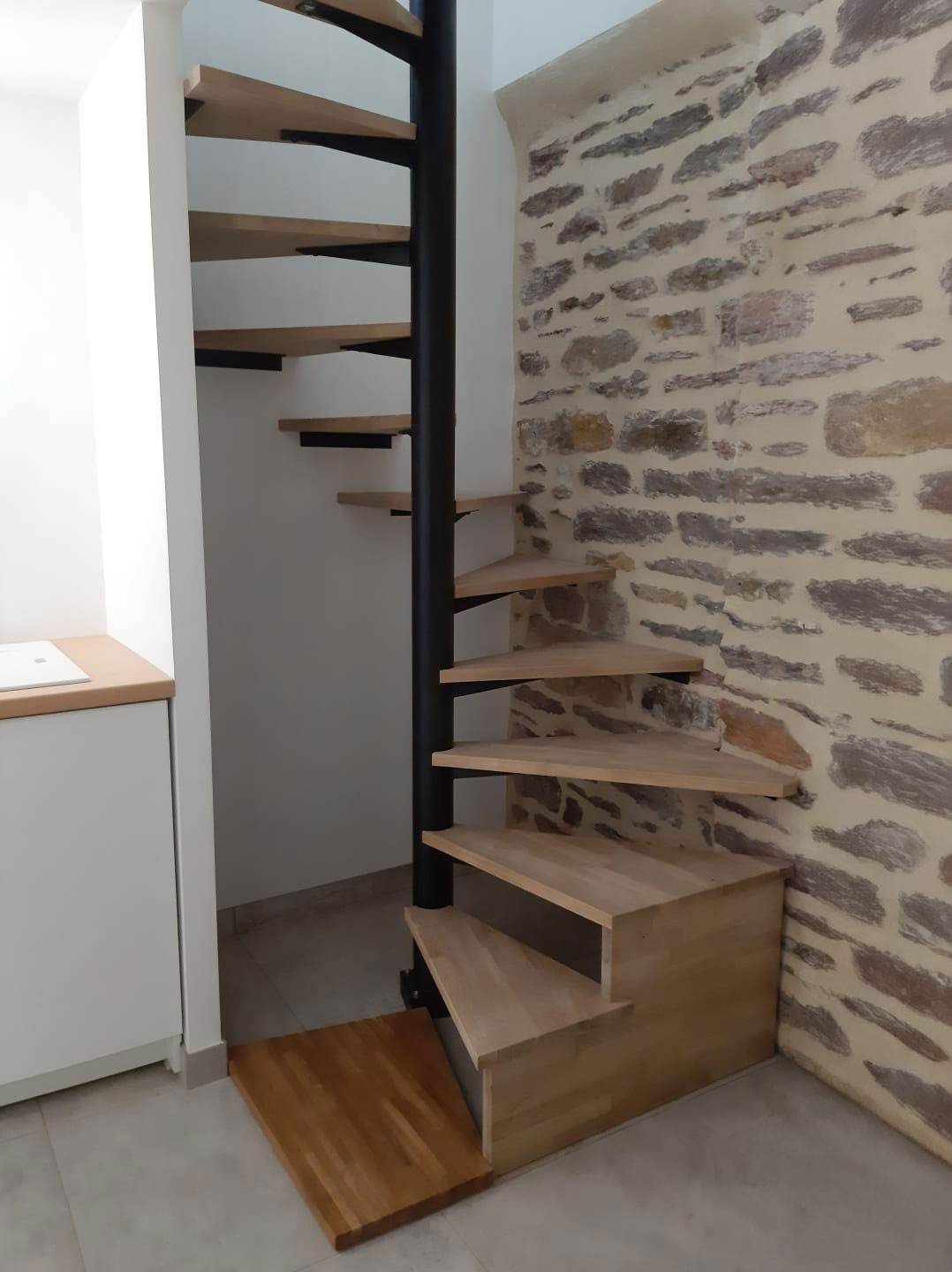 Cuisine fermée avec armoires foncées, crédence décorative et coin repas intégré dans un logement résidentiel  à Boucherville