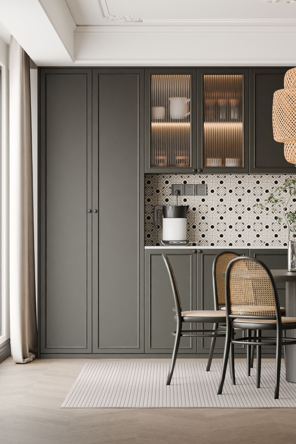 Cuisine linéaire avec étagères ouvertes en bois, plan de travail clair et dosseret foncé dans un intérieur à Mascouche